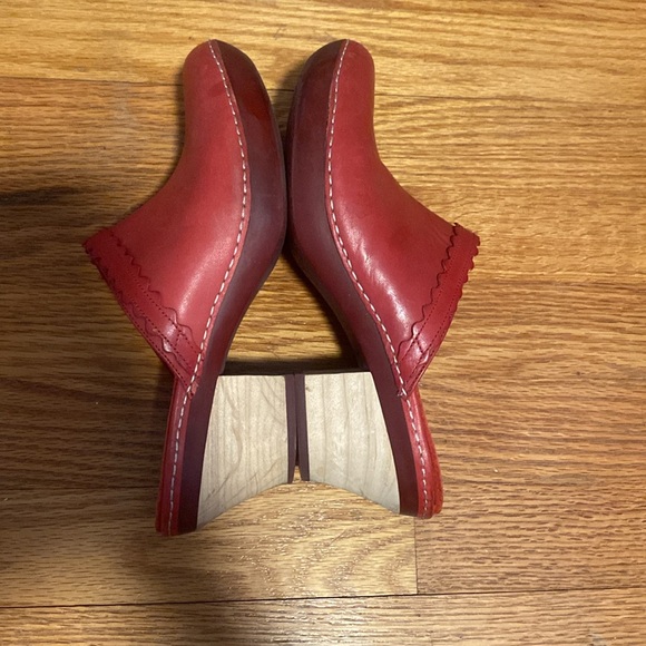 Red Camper Clogs - Picture 5 of 5
